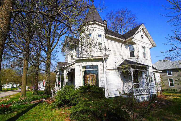 Victorian-homes-popular-in-the-late-19th-and-early-20th-centuries