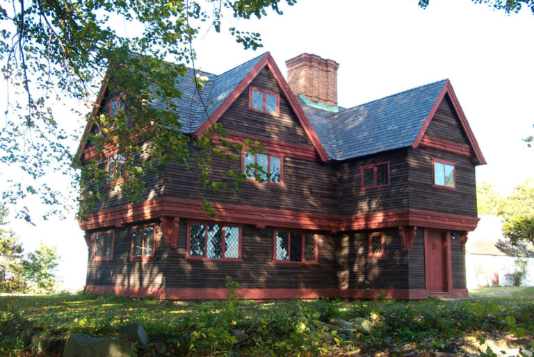 Early-American-Colonial-style-home-architecture.
